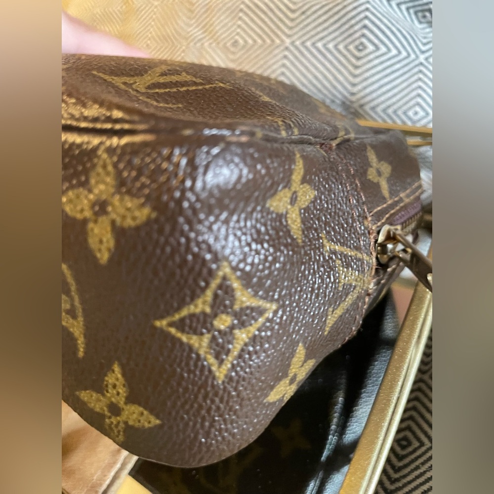 Louis Vuitton Trousse 23 Unisex Classic Monogram Canvas Cosmetic Bag | Vintage - Picture 9 of 17